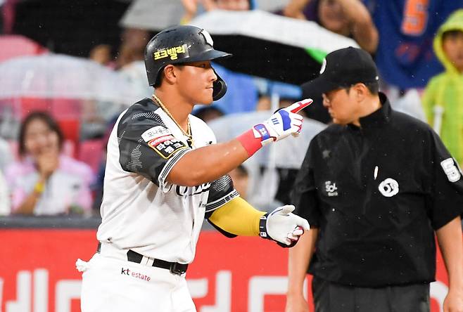 24일 수원KT위즈파크에서 열린 KBO리그 KT 위즈와 LG 트윈스의 경기. 3회말 2사 2루 KT 안현빈이 결승 적시타를 때려낸 뒤 환호하고 있다. /박재만 스포츠조선 기자