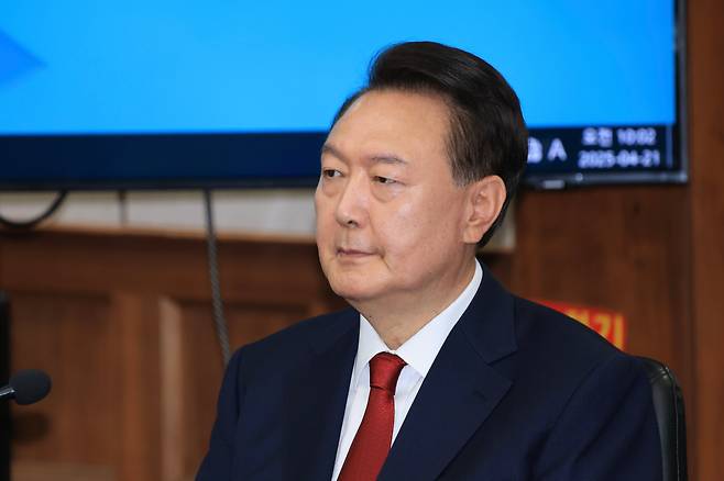 내란 특별검사(특검)가 24일 윤석열 전 대통령에 대해 체포영장을 청구한 데 대해 윤 전 대통령 측이 “정당한 절차에 따라 소환 통보가 온다면 조사에 응할 것”이라며 “특검의 기습적인 체포영장 청구는 부당하다”고 반발했다./뉴스1