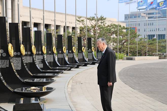 이중근 부영그룹 회장이 자신이 기증한 용산 전쟁기념 참전비를 둘러보고 있다. 부영그룹 제공