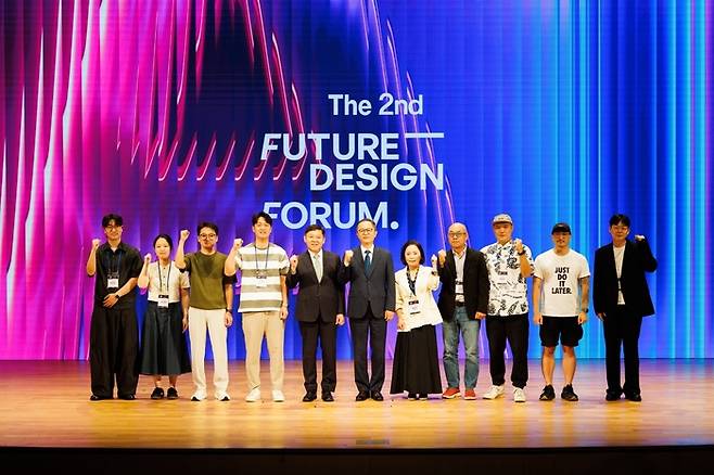 한국디자인진흥원이 24일 서울 코엑스에서 개최한 제2회 퓨쳐디자인포럼에서 윤상흠 한국디자인진흥원 원장(사진 왼쪽 다섯번째)과 이승렬 산업통상자원부 실장(왼쪽 여섯번째)을 비롯한 주요 참석자와 발표자들이 기념 촬영했다.