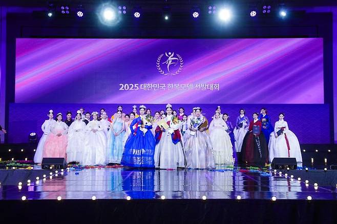 지난 21일 인천 영종도 인스파이어 복합리조트에서 열린 '2025 한복모델 선발대회'에서 '진-선-미'에 뽑힌 영광의 수상자들과 참가자들이 기념촬영을 하고 있다. 한문화진흥협회 제공