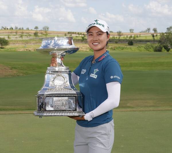 양희영, 김효주, 방신실, 최혜진, 리디아 고, 고진영, 윤이나, 전인지, 넬리 코다, 황유민, 김아림, 박성현, 이정은6, 김세영, 유해란 프로 등이 출전한 2025년 미국여자프로골프(LPGA) 투어 메이저 골프대회 KPMG 위민스 PGA챔피언십에서 우승한 이민지 프로가 우승트로피를 들고 있는 모습이다. 사진제공=2025 PGA of America