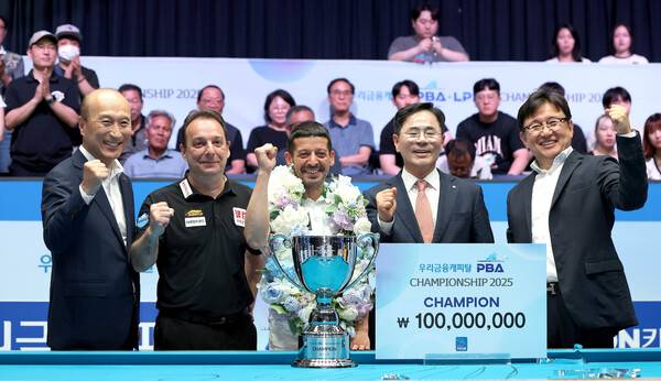 무라트 나지 초클루가 23일 열린 프로당구 시즌 개막전 우리금융캐피탈 챔피언십에서 우승한 뒤 준우승자 다니엘 산체스 등과 기념사진을 찍고 있다. PBA 제공