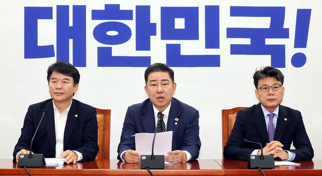 김병기 더불어민주당 대표 직무대행 겸 원내대표(가운데)가 24일 국회에서 열린 당 원내대책회의에서 발언하고 있다. 김경호 선임기자 jijae@hani.co.kr