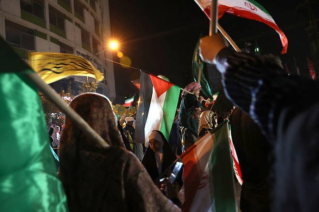 23일(현지시각) 이란 테헤란에서 이란의 카타르 미군 기지 공격을 기뻐하는 이란 사람들. 와나통신/테헤란 연합뉴스