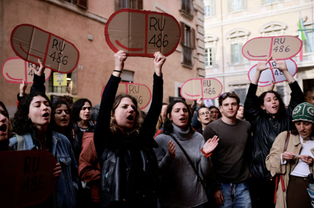 2024년 4월, 이탈리아 의회의 사후피임약 규제 개정 법안에 항의하며 로마 마다마 궁전(상원) 앞에서 이탈리아 시민들이 시위를 벌이고 있다. 로이터 연합뉴스