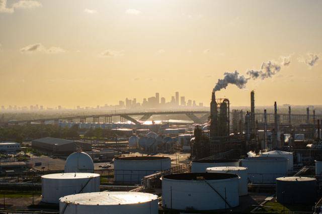 18일 미국 텍사스주 휴스턴의 한 정유시설에서 연기가 뿜어져 나오고 있다. 휴스턴=AFP 연합뉴스
