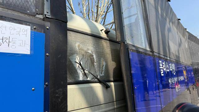 30대 남성 이모씨가 윤석열 전 대통령의 파면 결정이 내려진 4월 4일 헌법재판소 앞에 주차된 경찰 차량을 파손한 모습. 문지수 기자