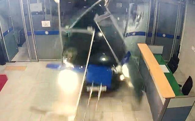 23일 오후 8시 23분쯤 한 스포츠유틸리티차량(SUV)이 전남 순천경찰서 본관 유리창을 뚫으며 돌진하고 있다. 순천경찰서 제공