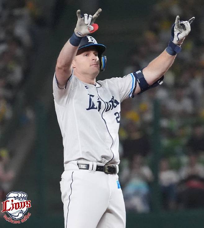 23일 일본 프로야구 세이부 구단과 2년 계약 연장에 합의한 타일러 네빈. 세이부 구단 공식 SNS 캡처