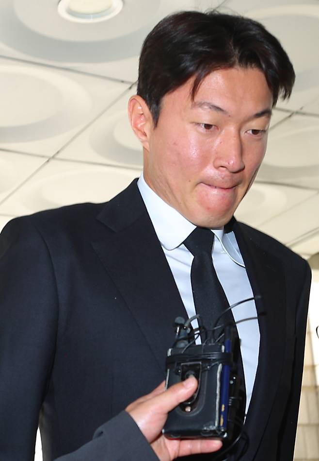 <yonhap photo-4071=""> 항소심 출석하는 황의조 (서울=연합뉴스) 김도훈 기자 = 불법 촬영 혐의로 1심에서 징역 1년에 집행유예 2년을 선고받은 축구선수 황의조가 19일 서울 서초구 서울고등법원에서 열린 2심 첫 공판에 출석하고 있다. 2025.6.19 superdoo82@yna.co.kr/2025-06-19 15:27:49/ <저작권자 ⓒ 1980-2025 ㈜연합뉴스. 무단 전재 재배포 금지, AI 학습 및 활용 금지></yonhap>