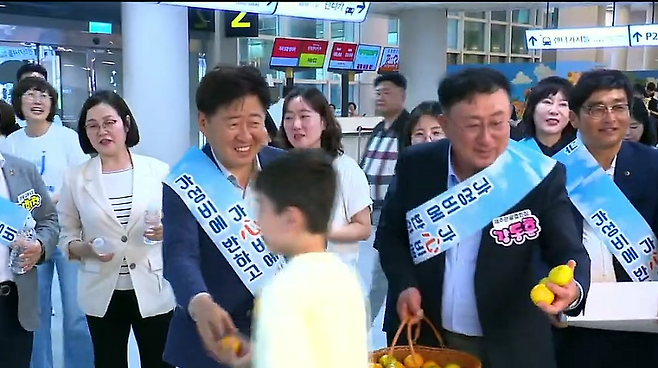 제주공항에서 진행된 가성비 제주관광 홍보 캠페인
