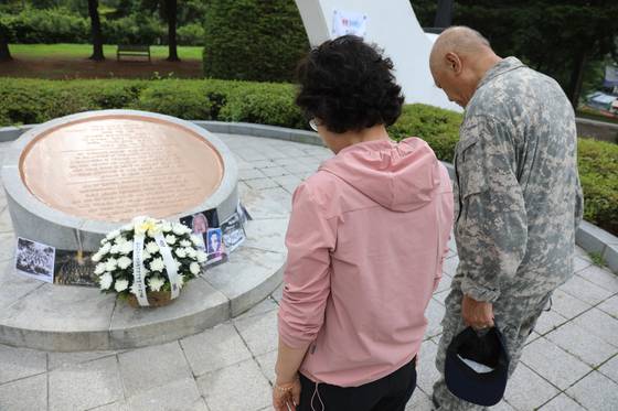 24일 오전 경기 동두천시 벨기에·룩셈부르크 참전 기념탑에서 최성룡 납북자가족모임 대표가 배우자와 함께 한국전쟁 75주년을 맞아 참배하고 있다. 연합뉴스