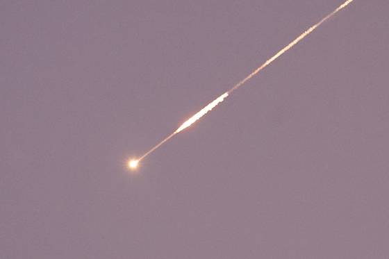 현지시간 24일 이란과 이스라엘은 트럼프 미국 대통령이 제시한 군사작전 마감 직전까지 서로를 향해 미사일 공격과 공군기 대응 작전을 펼쳤다. 사진은 이스라엘이 점령한 서안지구에서 이란이 발사한 미사일이 요격되는 장면. 로이터=연합뉴스