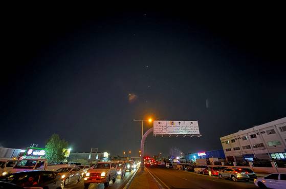 23일(현지시간) 카타르 도하 상공에서 이란이 쏜 미사일의 움직임이 포착됐다. 로이터=연합뉴스