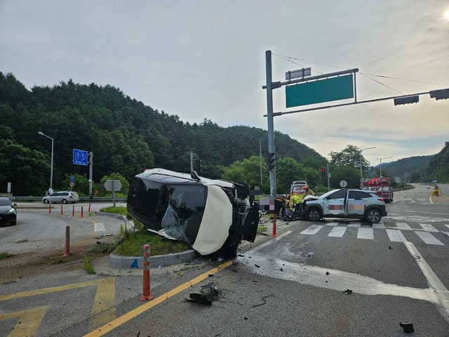 ▲ 24일 오전 7시 8분쯤 춘천시 동산면 남춘천IC 삼거리에서 승용차 두 대가 부딪히는 사고가 났다. 강원소방본부 제공