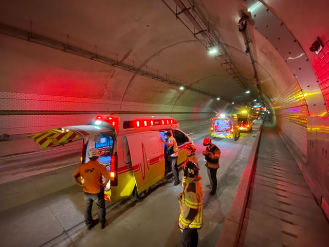 ▲ 지난 23일 오후 10시 30분쯤 인제군 기린면 서울양양고속도로 양양 방면 인제양양터널에서 승용차 두 대간 추돌사고가 났다. 강원소방본부 제공