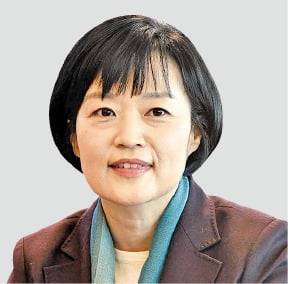 < 한성숙 중기부 장관 후보자 > △1967년 6월 경기 의정부 출생 △의정부여고, 숙명여대 영어영문학과 △엠파스 검색사업본부장 △네이버 서비스 총괄부사장 △네이버 대표 △한국인터넷기업협회 제13대 회장