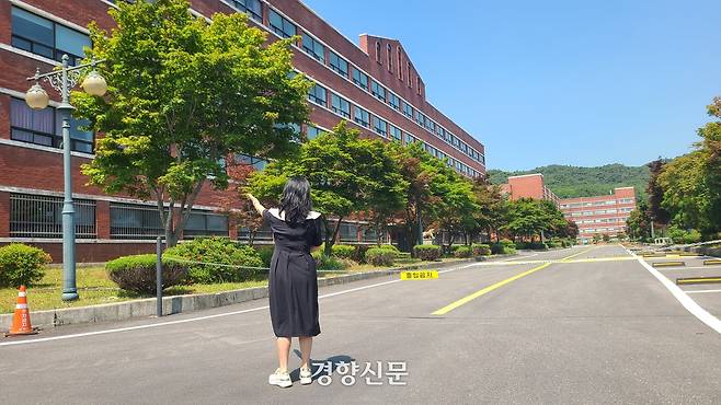 전북 남원시 공무원이 옛 서남대학교에 관해 설명하고 있다. 김창효 선임기자