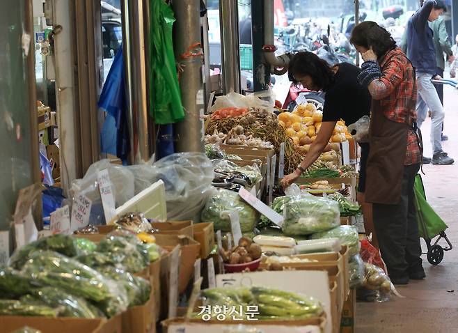 정부가 소득에 따라 민생회복지원금을 지역화폐나 선불카드 형태로 지급할 것으로 예상되는 가운데 지난 16일 서울 서대문구 영천시장에서 시민들이 장을 보고 있다. 권도현 기자