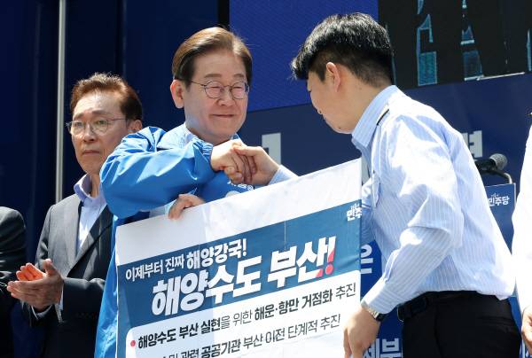 이재명 대통령이 6·3대선을 앞둔 지난 5월 14일 부산 부산진구 서면 유세에서 ‘해양수도 부산 협약서’에 서명하고 있다. 이원준 기자 windstorm@kookje.co.kr