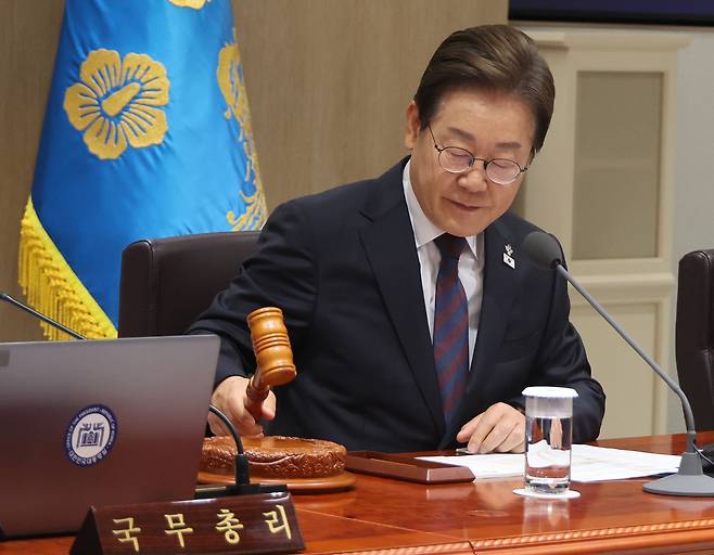 President Lee Jae Myung hits a gavel to convene a Cabinet meeting held June 10 at his office in Yongsan-gu, Seoul. (Yonhap)