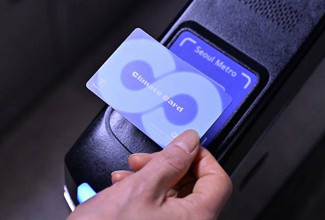 A commuter taps the Climate Card onto a card reader at City Hall Station on Subway Line No. 1 in Seoul. (Im Se-jun/The Korea Herald)
