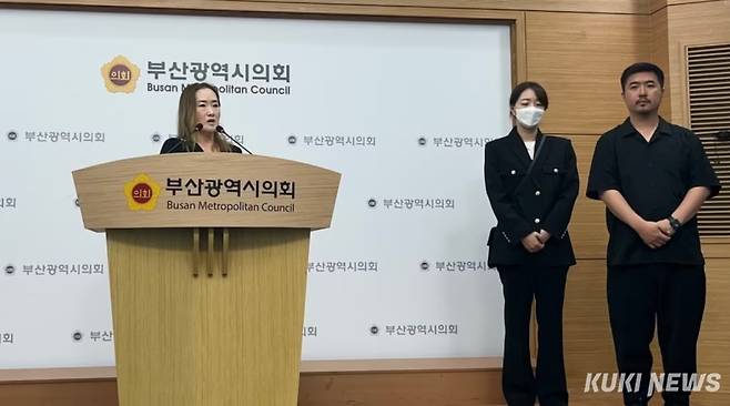 예술고교 학생 3명이 숨진 사고와 관련 예술고 학부모회 부회장과 숨진 학생들의 강사들이 23일 부산시의회에서 기자회견을 하고 있다. 사진=손상훈 기자