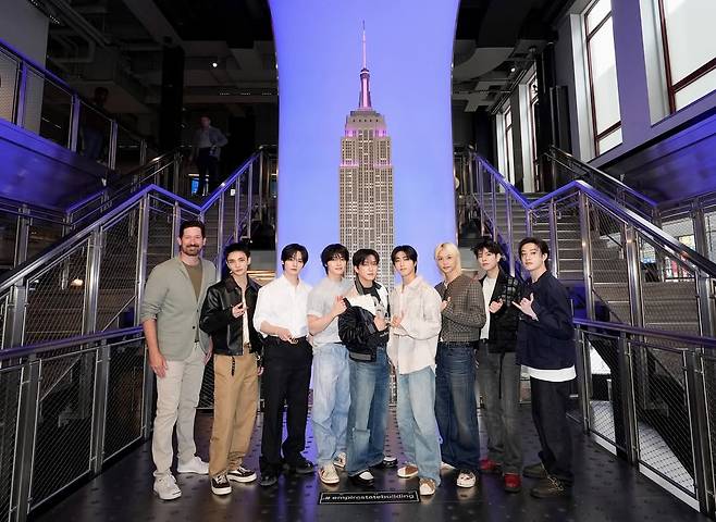 스트레이 키즈가 지난 16일 엠파이어 스테이트 빌딩 점등식에 참여해 기념 사진을 찍고 있다. 엠파이어 스테이트 빌딩 공식 SNS 캡처
