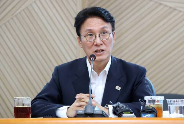 김민석 국무총리 후보자가 20일 대구 수성구 대구디지털혁신진흥원에서 열린 '인공지능 전환(AX) 연구거점 조성을 위한 경청 간담회'에서 모두발언하고 있다. 연합뉴스