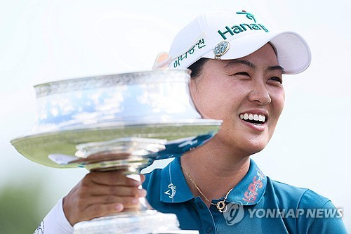 우승 트로피를 든 이민지. / 사진=연합뉴스