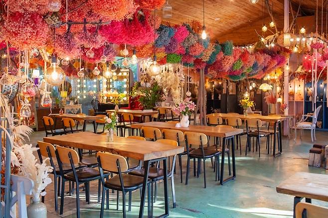 개화예술공원 내 자리한 리리스 카페 / 사진=서울관광재단