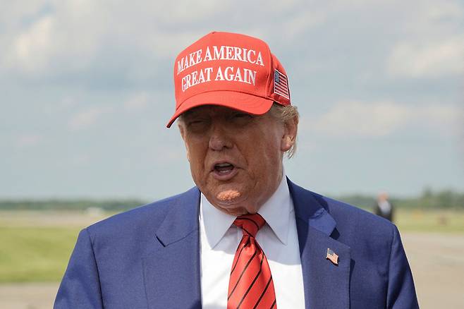 대이란 공습 작전 하루 전인 20일(현지시간) 뉴저지에서 기자들과 인터뷰하는 트럼프 대통령. <로이터 연합>