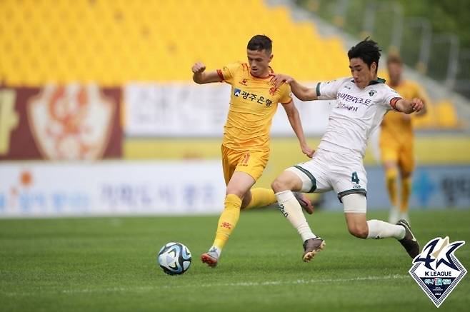 서민우(사진 오른쪽). 사진=한국프로축구연맹