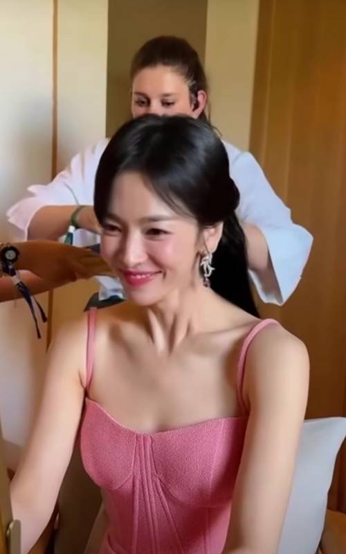 배우 송혜교가 드레스업 전 과정을 공유하며 또 한 번 레전드 순간을 예고했다. 사진=송혜교 SNS