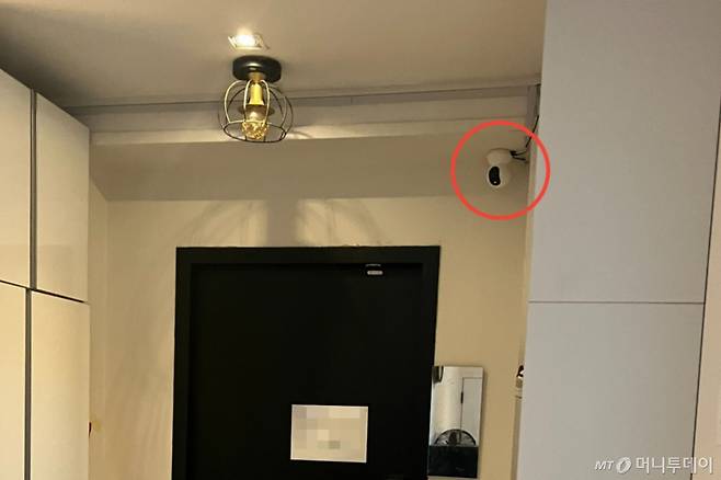 K-POP 아이돌 연수 프로그램에 참여한 외국 국적 여성들이 머물던 서울 마포구의 한 숙소. 현관문 위쪽에 숙소 내부를 촬영하는 CCTV(폐쇄회로TV)가 설치된 모습이다. /사진=B씨 제공.