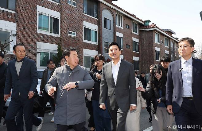 (서울=뉴스1) 박지혜 기자 = 오세훈 서울시장이 17일 서울 구로구 오류동 소규모 재건축 현장을 둘러보고 있다. 서울시는 올해 5월부터 소규모 건축물의 용적률을 한시적으로 완화하는 '규제철폐안 33호'를 적용할 방침이다. 첫 번째 적용 대상지는 서울 구로구 오류동 소규모 재건축 현장(화랑주택)이다. 이를 통해 서울시는 향후 3년간 약 1만 가구 규모의 주택을 공급할 계획이다. 2025.3.17/뉴스1 Copyright (C) 뉴스1. All rights reserved. 무단 전재 및 재배포, AI학습 이용 금지. /사진=(서울=뉴스1) 박지혜 기자