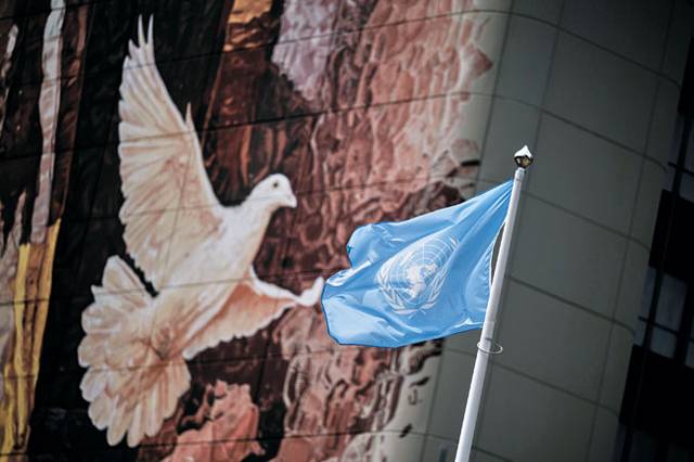 오스트리아 빈에 위치한 국제원자력기구(IAEA) 본부의 깃발이 평화의 상징인 비둘기가 그려진 벽화 앞에서 휘날리고 있다. AP 연합뉴스