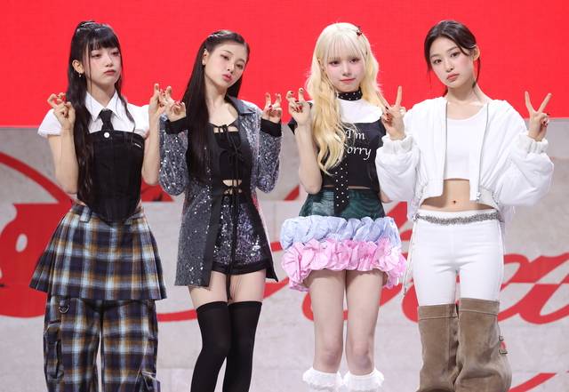 그룹 베이비돈크라이(Baby DONT Cry)가 23일 서울 용산구 블루스퀘어에서 열린 싱글 ‘에프 걸’(F Girl) 언론 공개회에서 포즈를 취하고 있다. 연합뉴스.