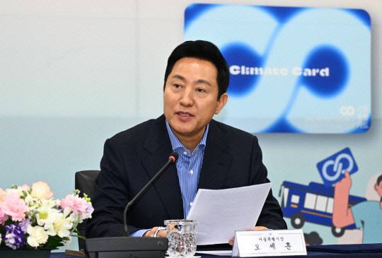 오세훈 서울시장이 지난해 3월 25일 서울 중구 서울시청에서 열린 ‘서울-고양 기후동행카드 사업참여 업무협약식’에 참석해 인사말을 하고 있다. 연합뉴스
