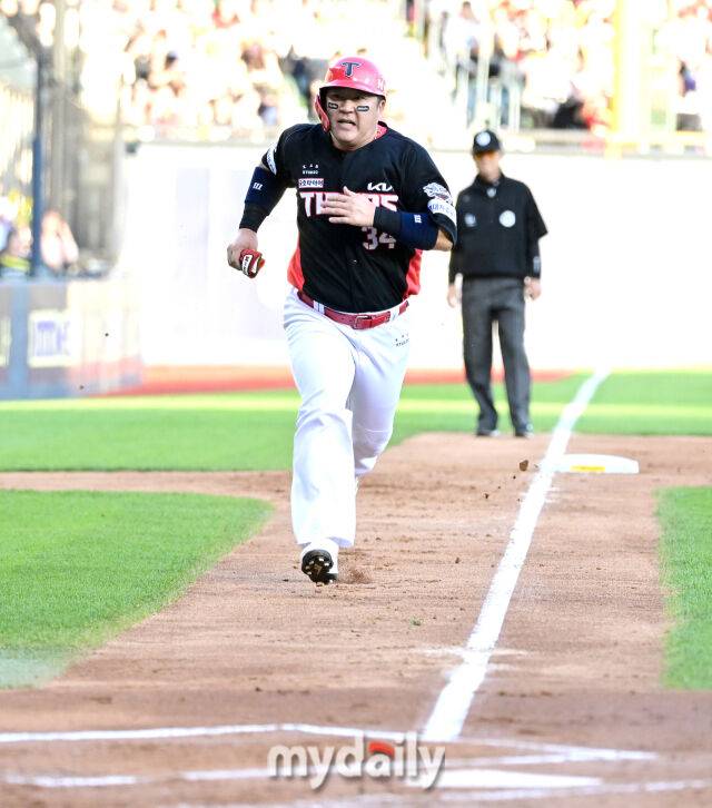 2025년 6월 4일 오후 서울 잠실구장에서 진행된 '2025 신한 SOL뱅크 KBO 리그' KIA 타이거즈와 두산 베어스의 경기. KIA 3루 주자 최형우가 2회초 무사 1.3루 위즈덤 타석 때 두산 선발투수 최민석의 폭투가 나오자 홈으로 뛰고 있다./마이데일리