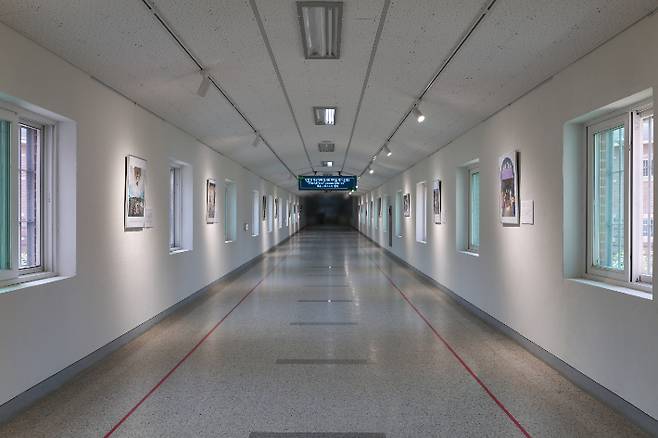 국내 최초·유일한 민영교도소인 소망교도소의 수용동으로 향하는 복도. 이곳 벽면에는 각종 미술작품이 전시돼 있다. 소망교도소 제공
