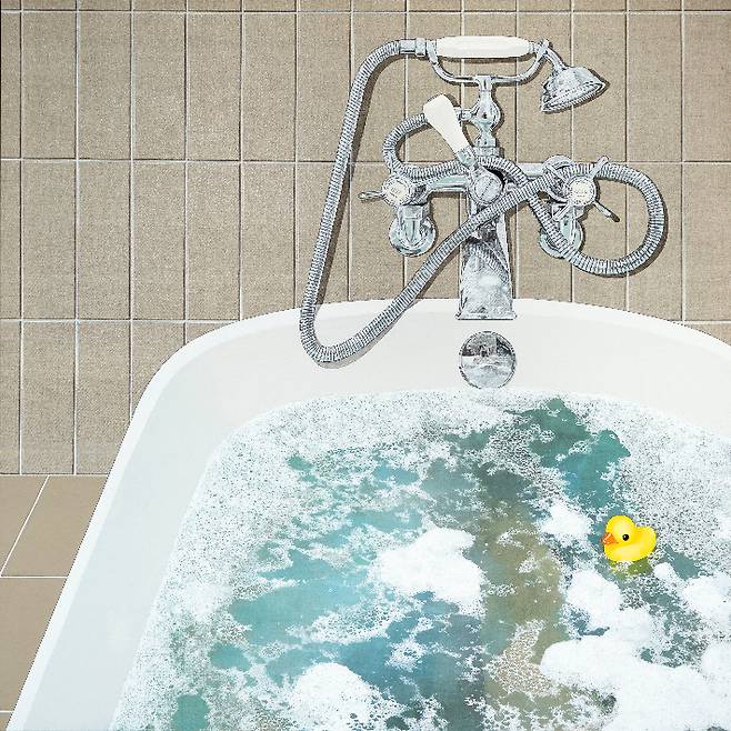 정수영, 'Not for posting'(게시하지 않습니다)', 린넨 위에 아크릴, 100x100cm, 2024. 학고재 제공