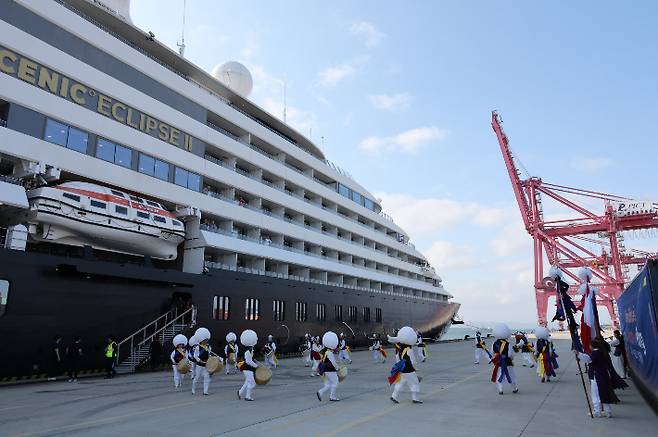포항 영일만항에 입항한 대형크루즈. 포항시 제공