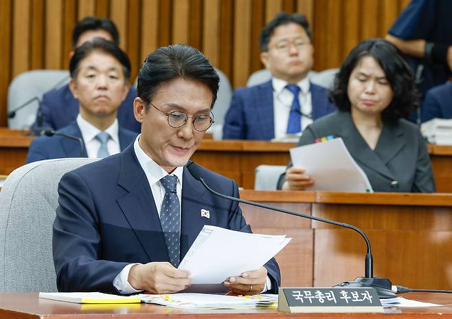 김민석 국무총리 후보자가 24일 서울 여의도 국회에서 열린 국무총리 임명동의안 심사를 위한 인사청문회에서 자료를 살펴보고 있다.