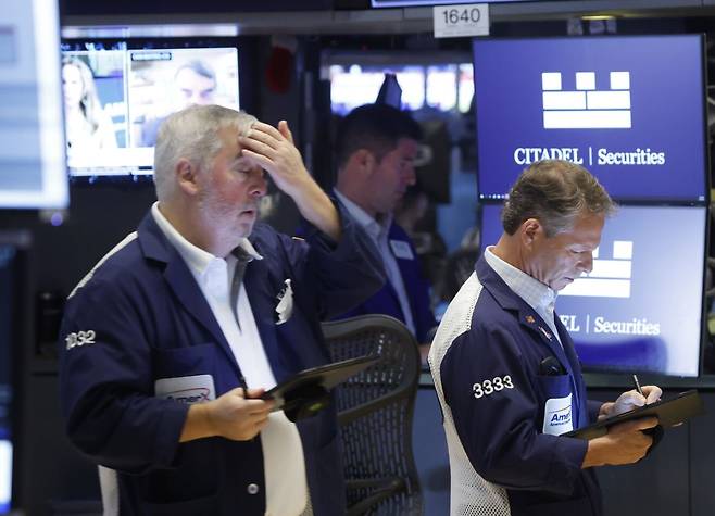 23일(현지시간) 미국 뉴욕 월스트리트의 뉴욕 증권거래소에서 트레이더들이 거래를 하고 있다. 미국은 주말 동안 이란의 핵시설 3곳을 타격했다. 뉴욕=UPI연합뉴스