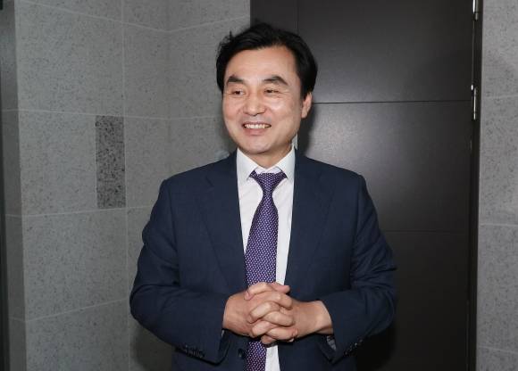 64년 만에 민간인 출신 - 국방부 장관 후보자로 지명된 안규백 더불어민주당 의원이 23일 국회 의원회관 의원실을 나서며 활짝 웃고 있다. 연합뉴스