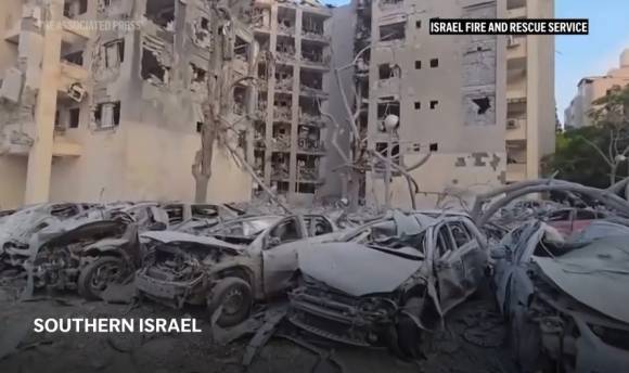 24일(현지시간) 이란이 이스라엘을 향해 미사일을 발사해 최소 4명이 숨지고 8명이 부상했다. 사진은 이란의 공습을 받은 이스라엘 남부 지역 AP 연합뉴스