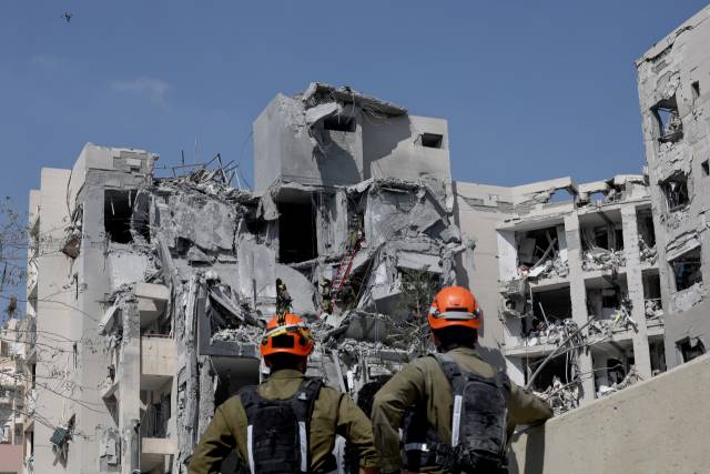 구조대가 24일(현지시간) 이스라엘 남부 베에르셰바의 미사일 공격 현장에서 구조 작업을 벌이고 있다. EPA연합뉴스