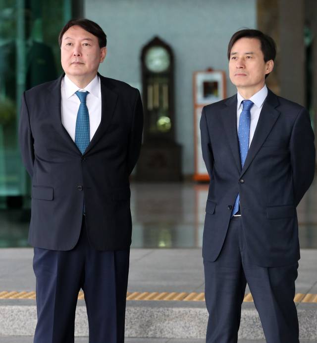 윤석열(왼쪽) 전 대통령과 조은석 특검. 사진은 2017년 10월 23일 조은석 당시 서울고검장과 윤석열 서울중앙지검장이 서울고검에서 열린 국회 법제사법위원회 국정감사에 앞서 국감장에 도착하는 의원들을 기다리는 모습. 뉴스1